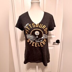 Pittsburgh Steelers football women’s v-neck shirt, size Medium